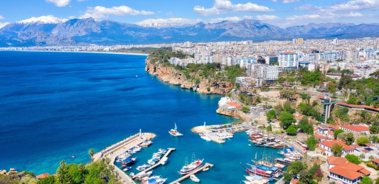 Antalya’da ağaca çarpan otomobilin sürücüsü hastanede öldü
