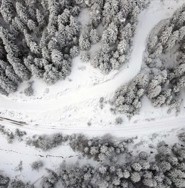 Kastamonu’da beyaz örtüyle kaplanan ormanlar dron ile görüntülendi