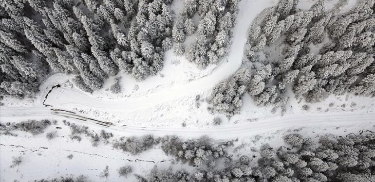 Kastamonu’da beyaz örtüyle kaplanan ormanlar dron ile görüntülendi