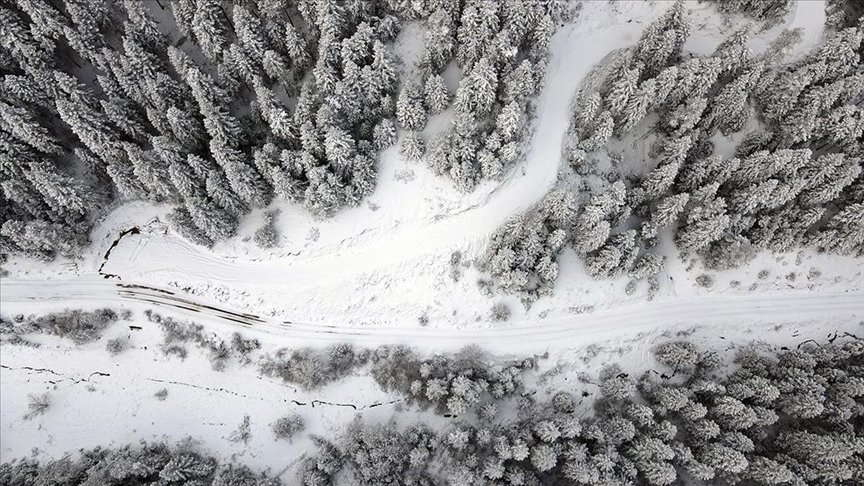 Kastamonu’da beyaz örtüyle kaplanan ormanlar dron ile görüntülendi