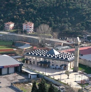 Karamürsel Akçakoca Camisi, camdan kubbe ve kuş yuvalı minaresiyle dikkati çekiyor