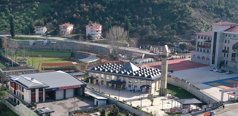 Karamürsel Akçakoca Camisi, camdan kubbe ve kuş yuvalı minaresiyle dikkati çekiyor
