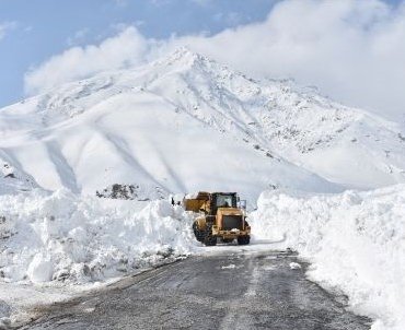 Yüksekova-Şemdinli kara yolu çığ nedeniyle kapandı