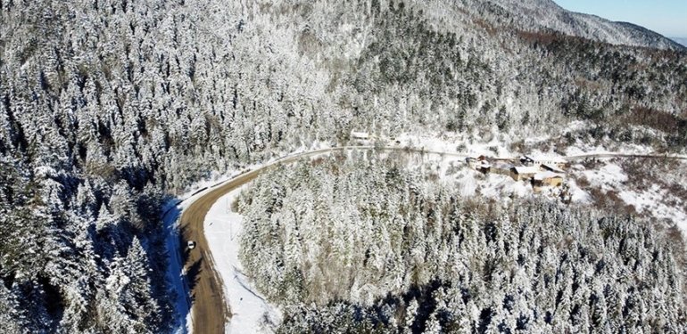 Safranbolu’da karla kaplanan ormanlar ve tarihi konaklar havadan görüntülendi