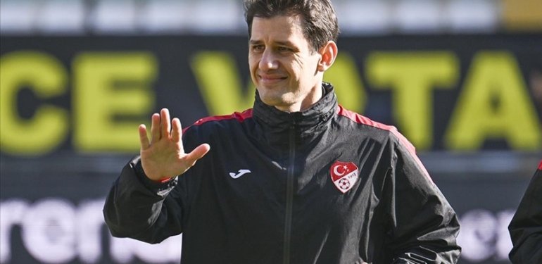 Hakem Halil Umut Meler’i sevgi gösterisiyle karşıladılar