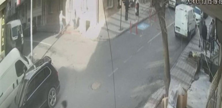 Husumetlisini sokak ortasında vurdu