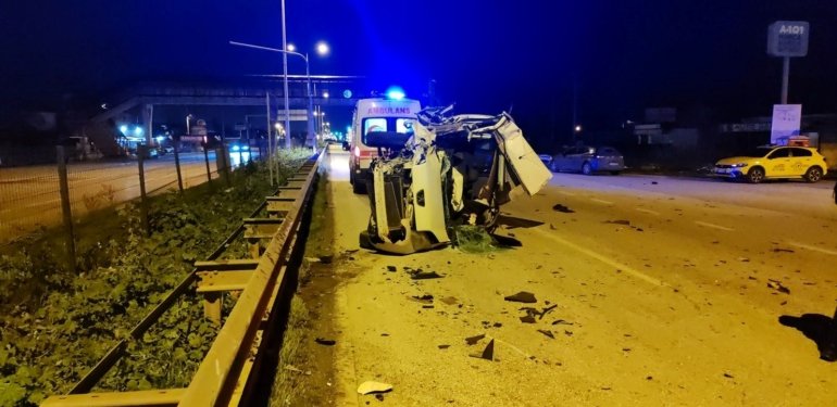 TIR’a çarpıp takla atan araçta 1 ölü, 1 yaralı