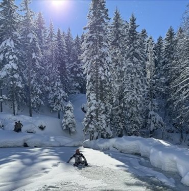 Rize’de 1700 rakımdaki buzlu gölde yüzdüler