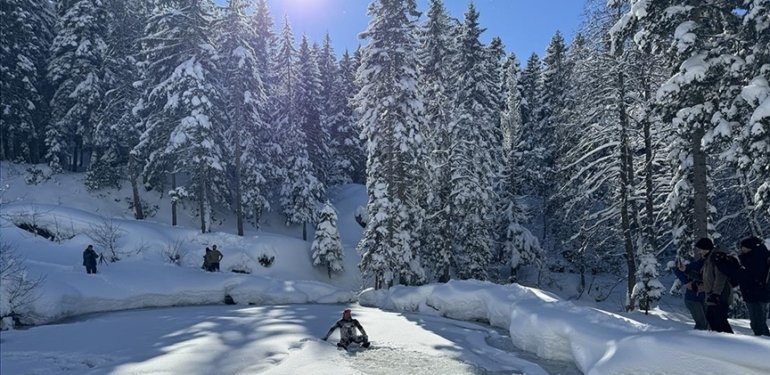 Rize’de 1700 rakımdaki buzlu gölde yüzdüler