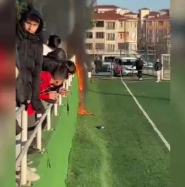 Karabük’te U16 maçında tribünde yangın çıktı