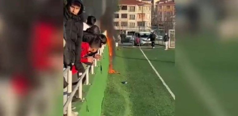Karabük’te U16 maçında tribünde yangın çıktı