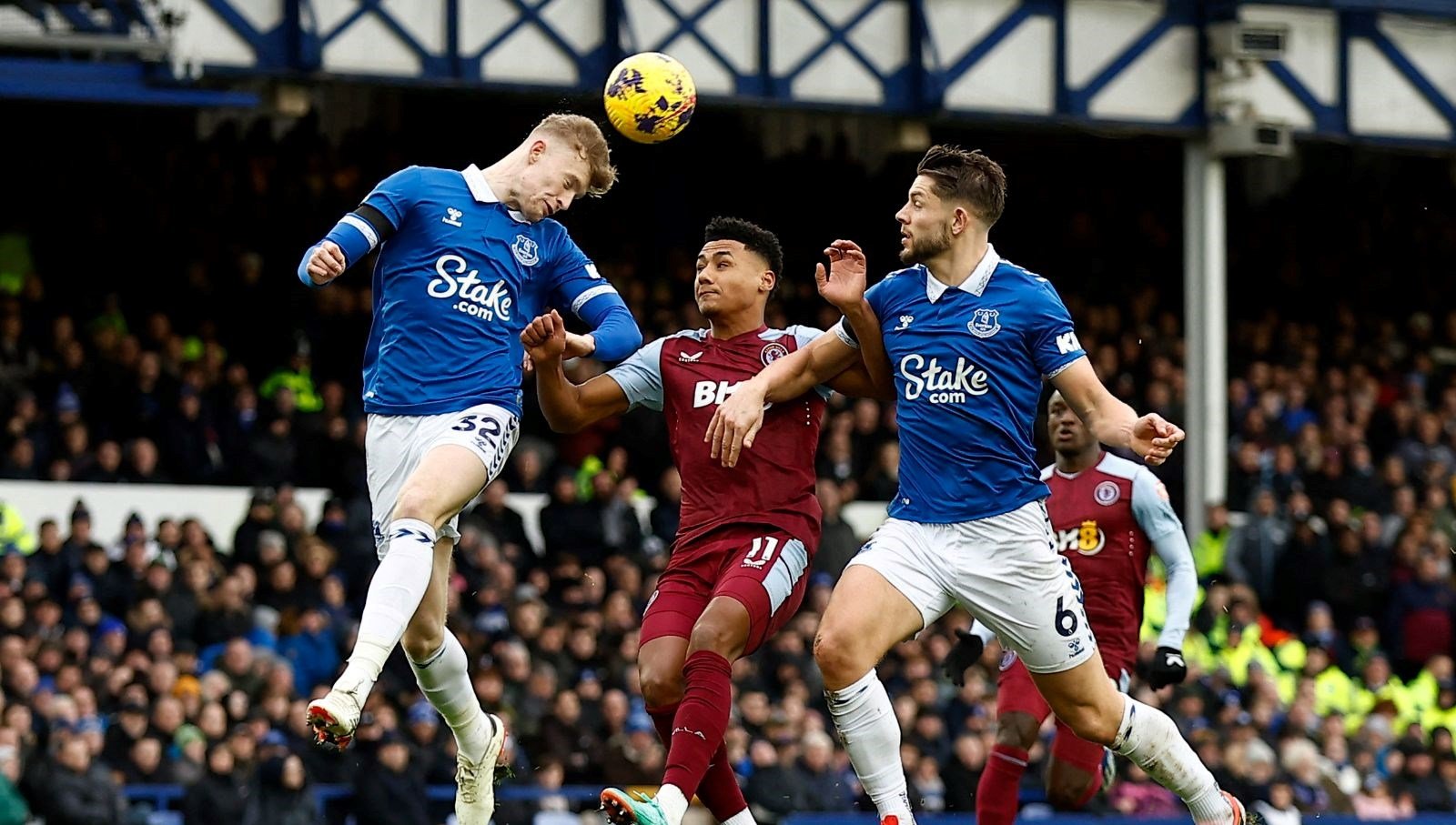 Aston Villa zirve yarışında yaralı: Everton’da gol sesi çıkmadı