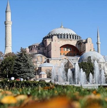 Ayasofya’da yeni dönem başladı: Turistik ziyaret 25 euro
