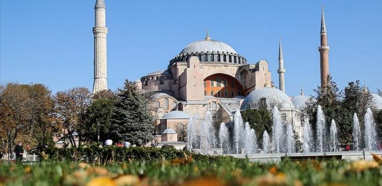 Ayasofya’da yeni dönem başladı: Turistik ziyaret 25 euro