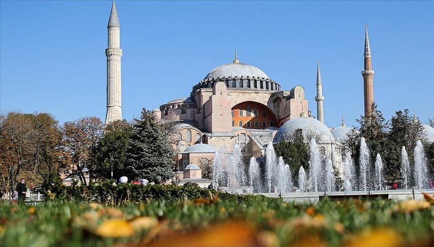 Ayasofya’da yeni dönem başladı: Turistik ziyaret 25 euro