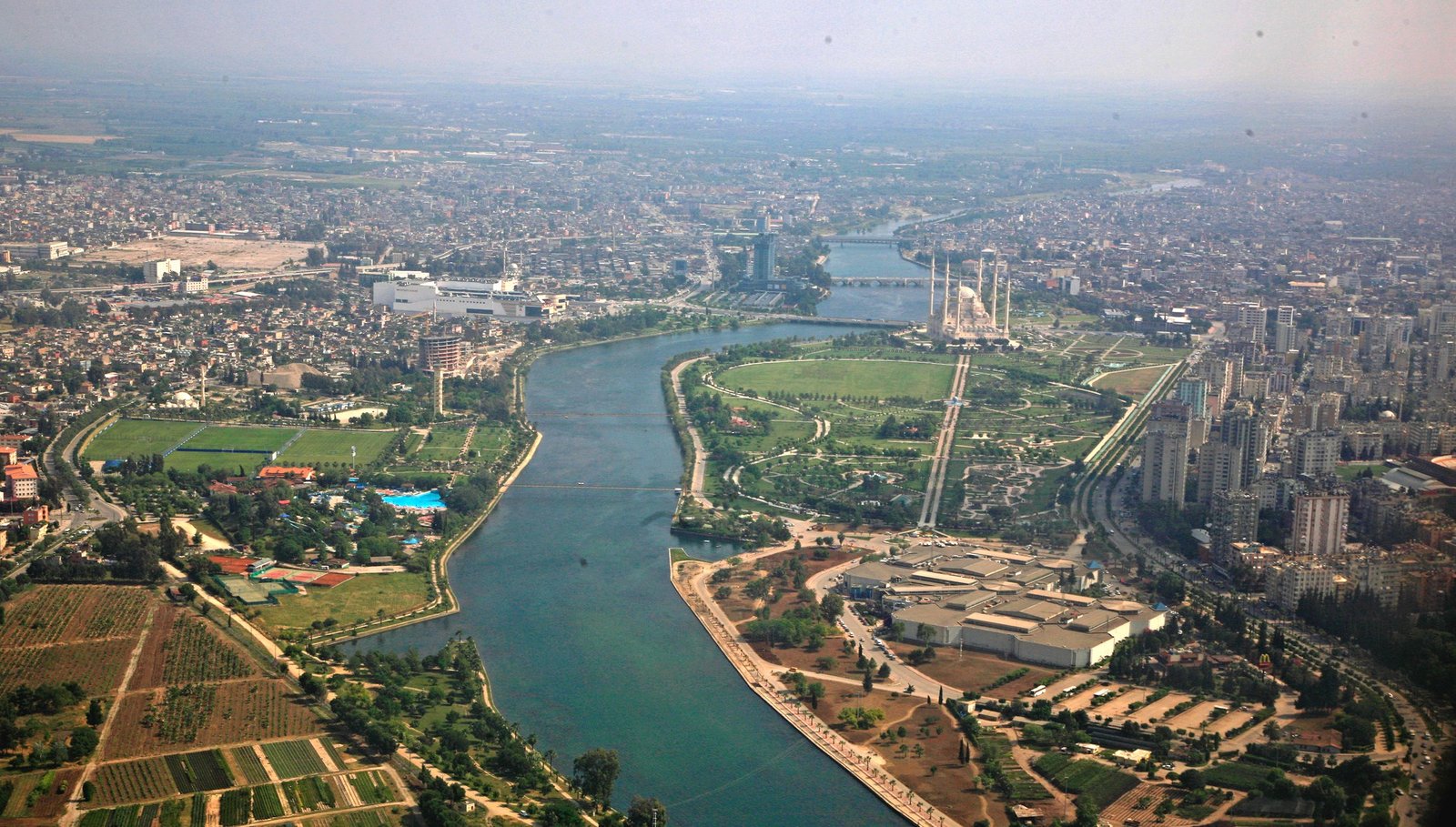 Adana’da müstakil evin damında çıkan yangın söndürüldü