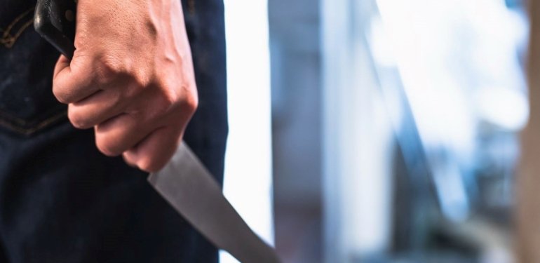 Polis memuruna bıçaklı saldırı