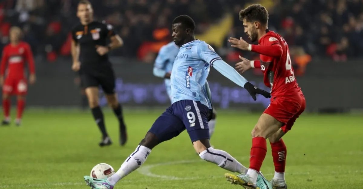 Galatasaray&apos;a sürpriz isim: M&apos;Baye Niang
