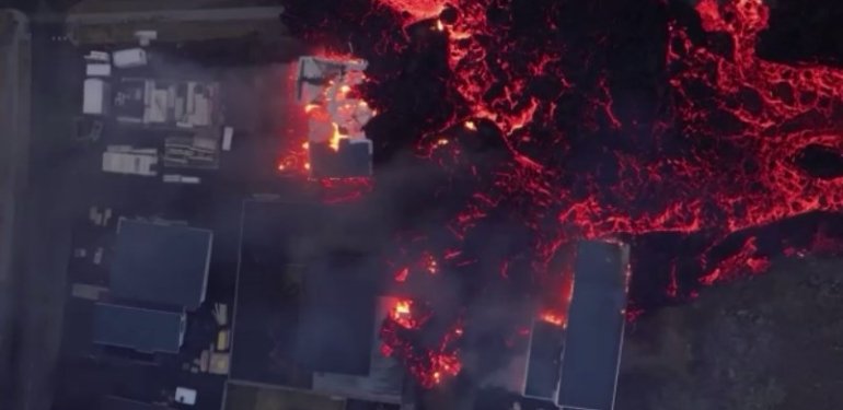 İzlanda’da yine yanardağ patladı