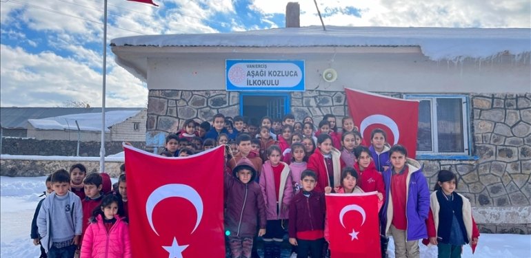 MSB, şehitlere saygı duruşunda bulunan öğrencilere teşekkür etti