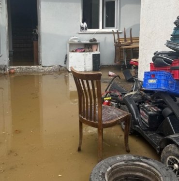 Esenyurt’ta rögar kapağı patladı, evleri su bastı