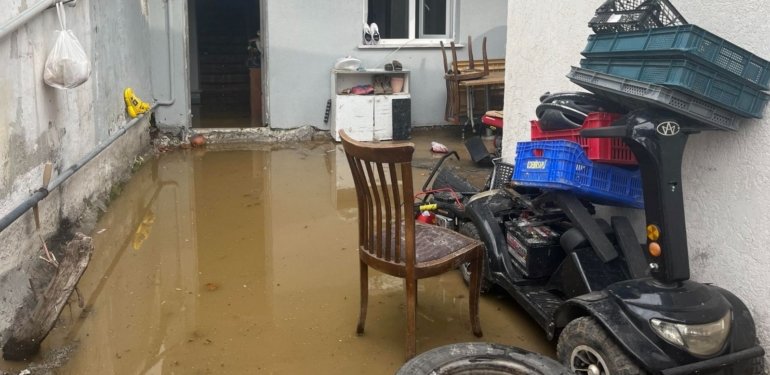 Esenyurt’ta rögar kapağı patladı, evleri su bastı