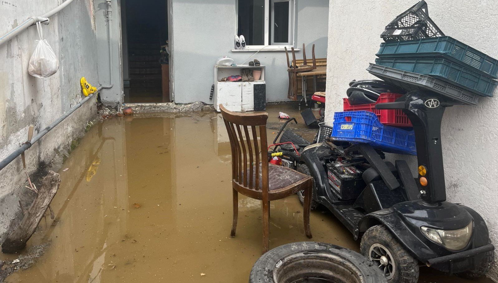 Esenyurt’ta rögar kapağı patladı, evleri su bastı