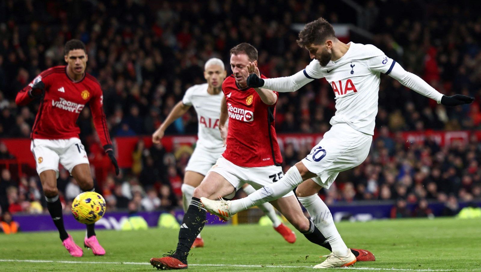 Manchester United ile Tottenham düellosunda kazanan çıkmadı