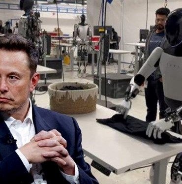 Elon Musk’ın robotu tişört katladı