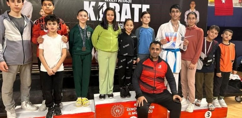 Denizlili sporcular karate turnuvasından derecelerle döndü