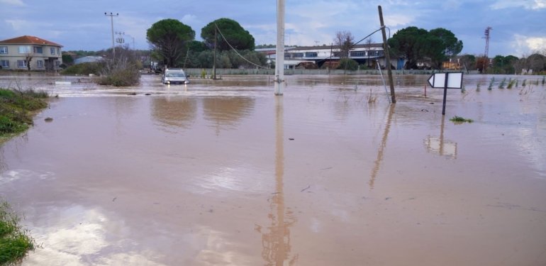 Ayvalık’ta şiddetli sağanak