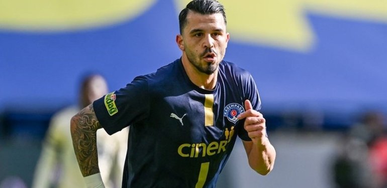 Süper Lig’de gol krallığı yarışındaki tek Türk olan Aytaç Kara en golcü sezonunu geçiriyor