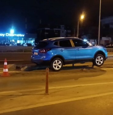 Araç bariyerde askıda kaldı