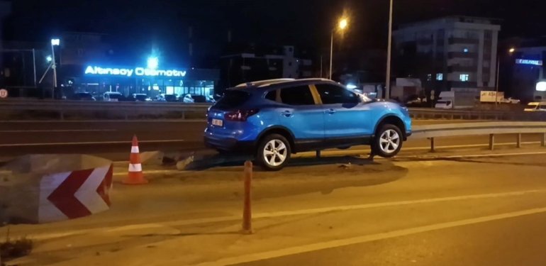 Araç bariyerde askıda kaldı