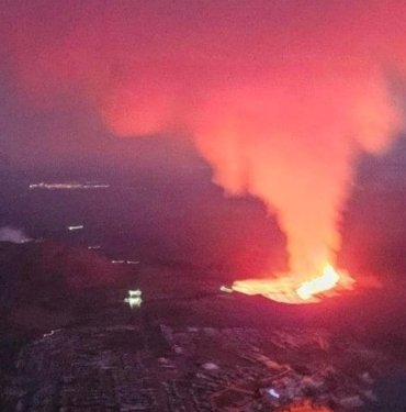 İzlanda’nın Reykjanes Yarımadası’nda yanardağ patladı