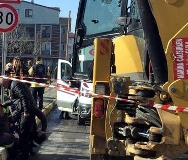 Kocaeli’de iş makinesinin çarptığı bebek öldü, anne ve çocuğu yaralandı