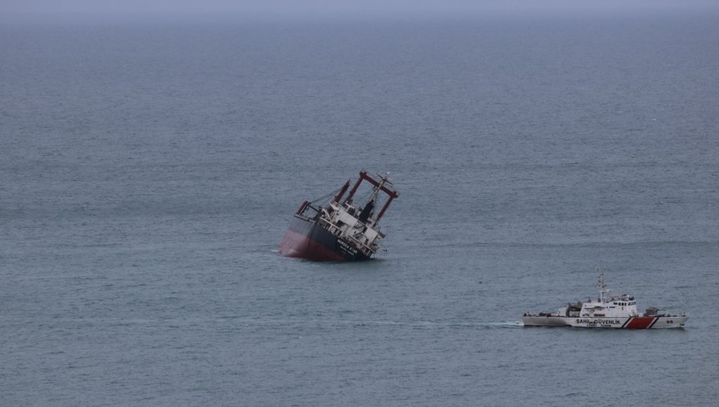 Romanya’da yan yatan yük gemisi Kastamonu’ya kadar sürüklendi