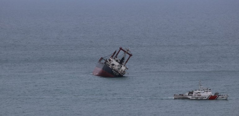 Romanya’da yan yatan yük gemisi Kastamonu’ya kadar sürüklendi