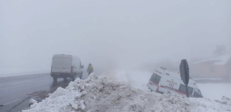 Bingöl’de ambulans şarampole devrildi: Yaralılar var
