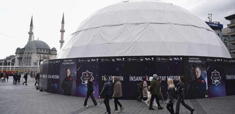 Nefesler tutuldu: İlk insanlı uzay yolculuğu meydanlardan izlenecek