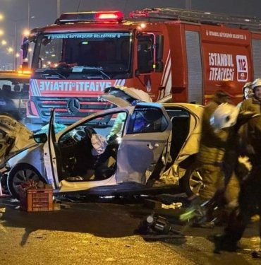 Sultangazi’de feci kaza | Makas atan araç, dampere çarptı: 1 ölü, 2 yaralı
