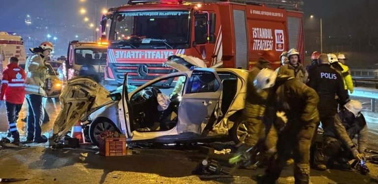 Sultangazi’de feci kaza | Makas atan araç, dampere çarptı: 1 ölü, 2 yaralı