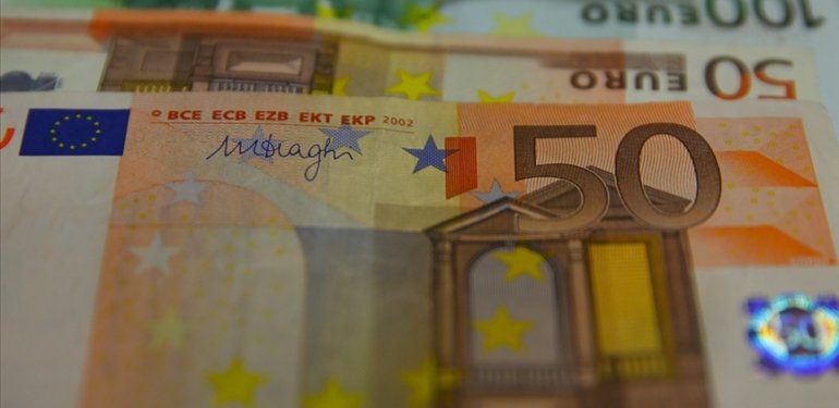 Kosova’da 1 Şubat’tan itibaren nakit ödeme işlemlerinde sadece avro kullanılacak