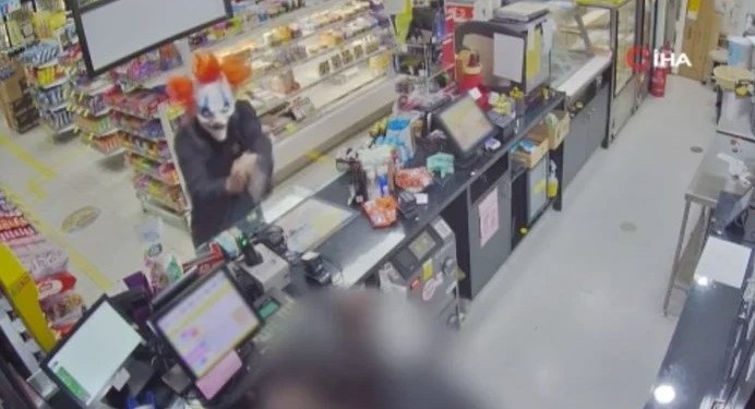 Avustralya’da film sahnesi gibi soygun: Palyaço maskesiyle hırsızlık yaptı