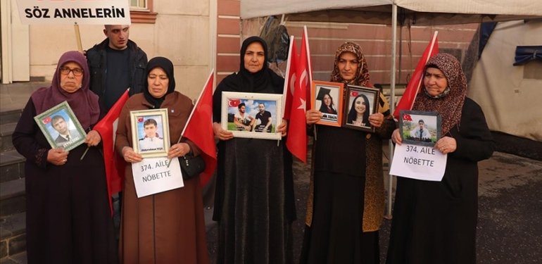 Diyarbakır annelerinin evlat nöbetine bir aile daha katıldı