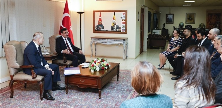 Cumhurbaşkanı Yardımcısı Yılmaz, Uganda’da Türk iş insanlarıyla bir araya geldi