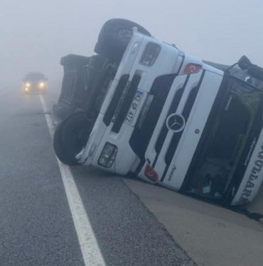Toz şeker yüklü TIR refüje girerek devrildi
