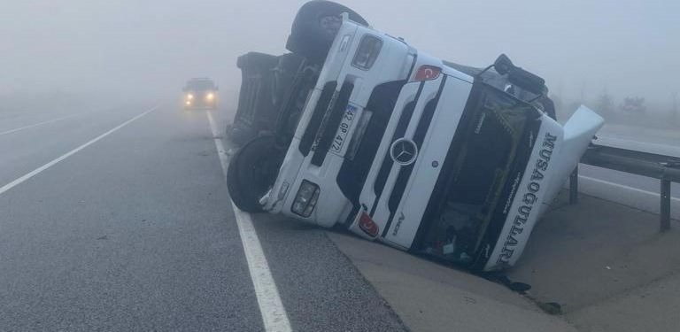 Toz şeker yüklü TIR refüje girerek devrildi