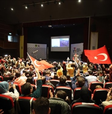 Türkiye’nin ilk uzay yolculuğunu vatandaşlar planetaryumlarda ve bilim merkezlerinde coşkuyla izledi