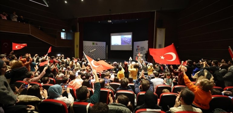 Türkiye’nin ilk uzay yolculuğunu vatandaşlar planetaryumlarda ve bilim merkezlerinde coşkuyla izledi